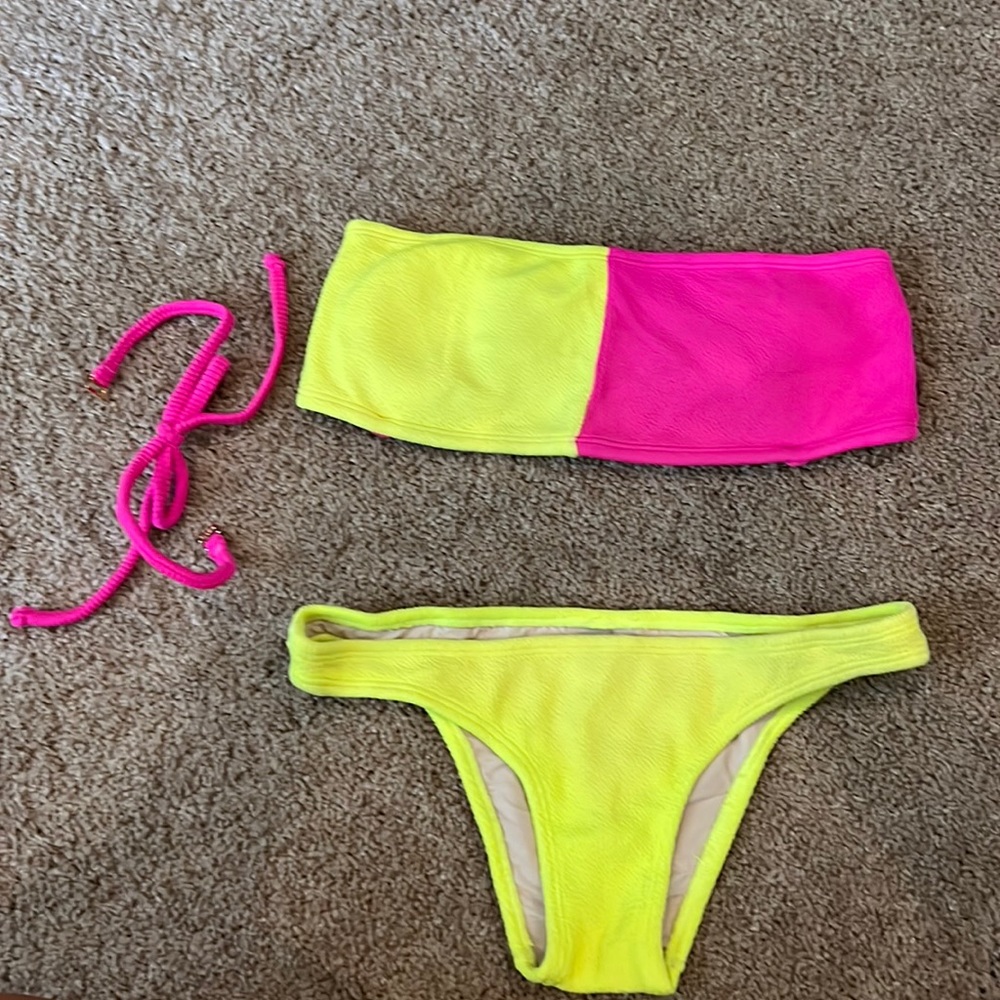 PILYQ. Worn once. Bottoms too snug on my body type. They are more like xs.